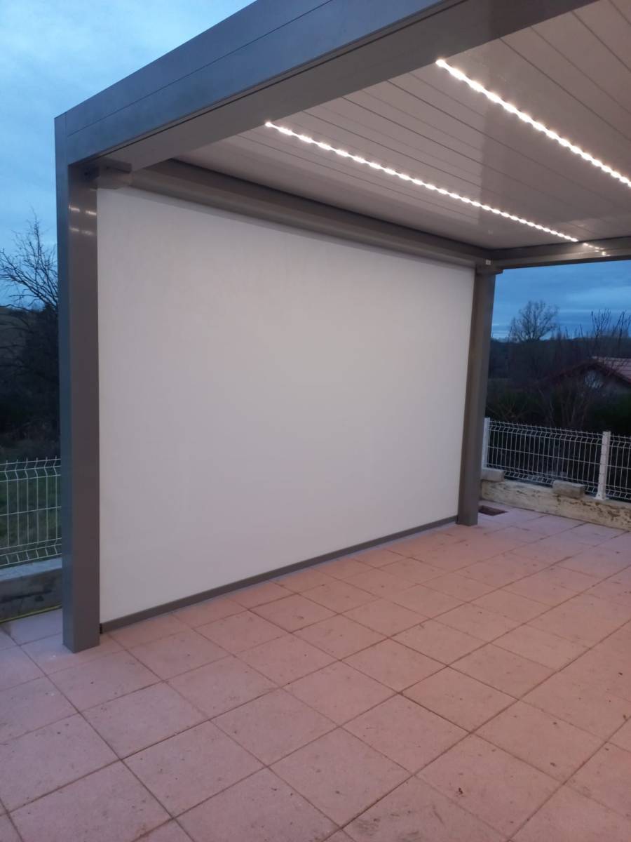 Pergola avec store de protection latéral vers Bourgoin Jallieu