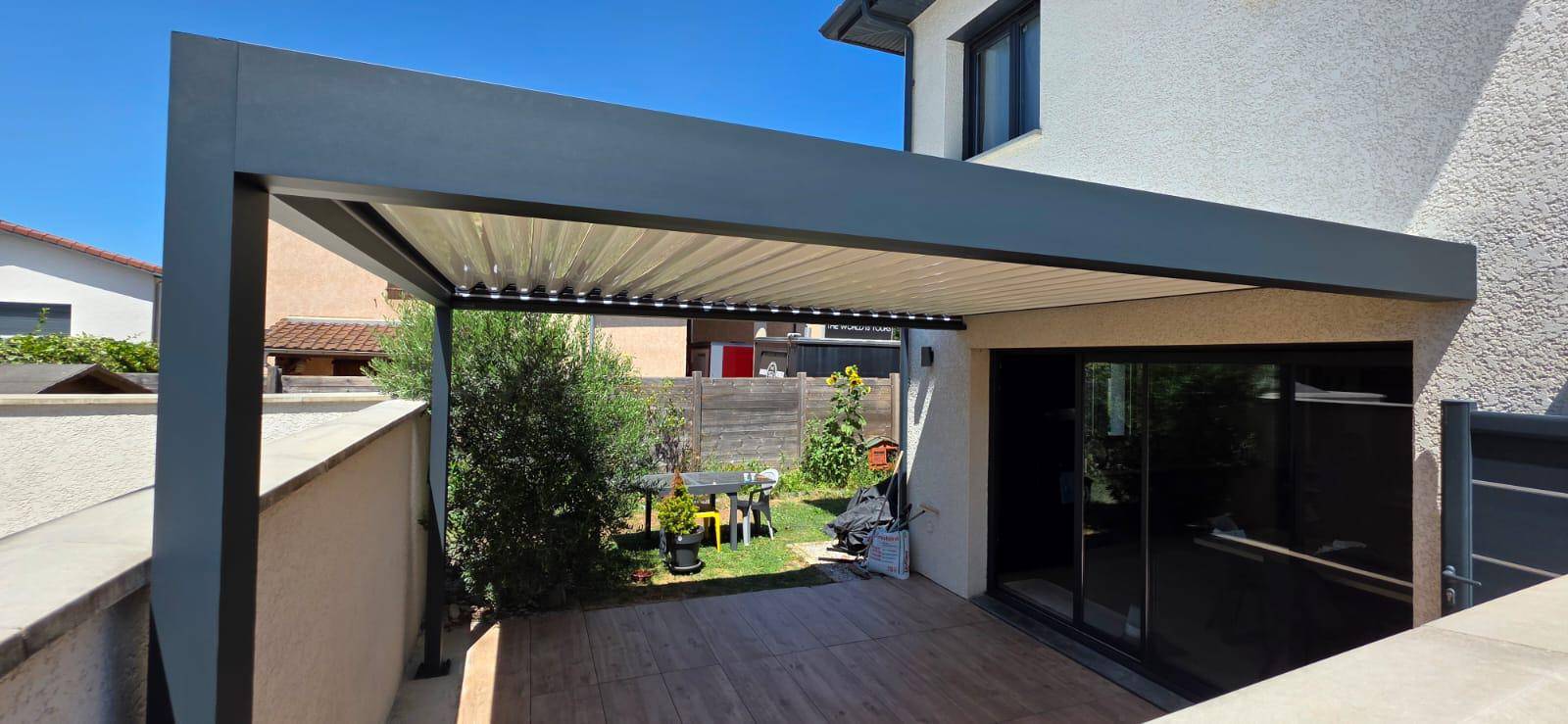 Conception et pose d'une ergola adossée aluminium à Saint-Romain-de-Jalionas