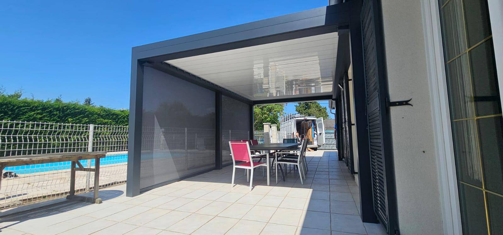 Installation d'une pergola bioclimatique 6x3 adossée en Isère (38)