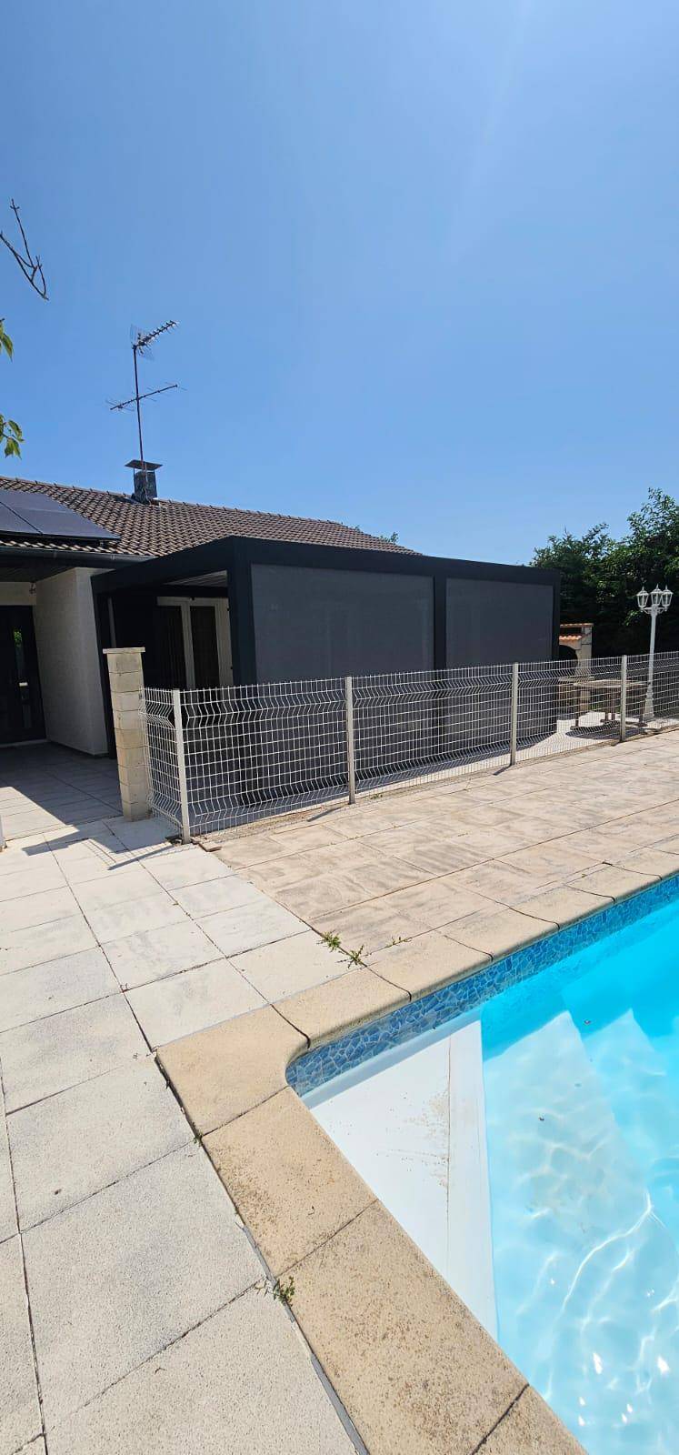 Pose d'une pergola bioclimatique pour abriter une terrasse à Bourgoin-Jallieu 
