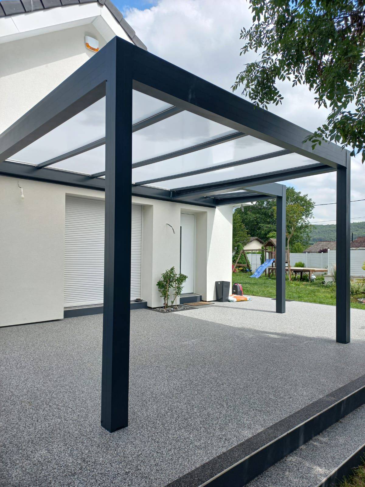 Pose d'une pergola sur une entrée de maison dans le 38