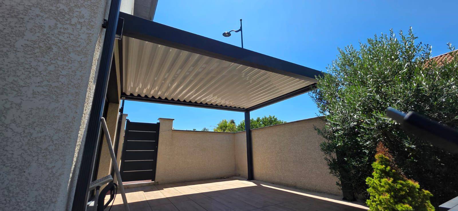 Installation d'une pergola adossée aluminium vers vers Pont-de-Chéruy en Isère