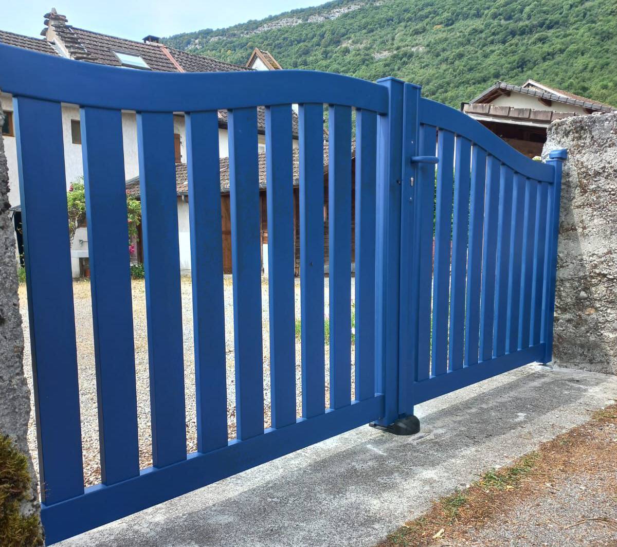 Fabrication d'un portail alu battant chapeau de gendarme dans le 38