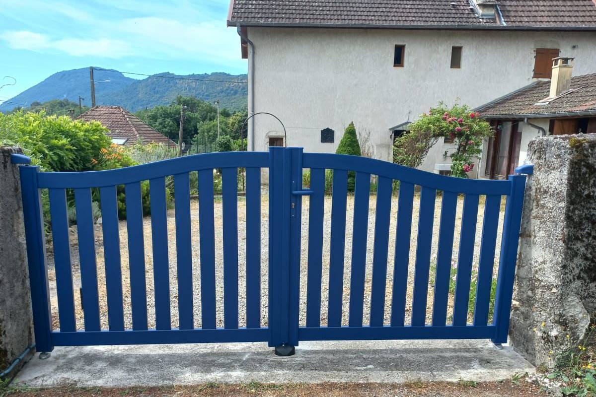Installation d'un portail alu battant chapeau de gendarme dans le 38