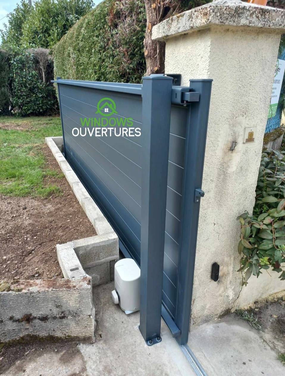 Installation d'un portail en aluminium coulissant avec motorisation en Isère