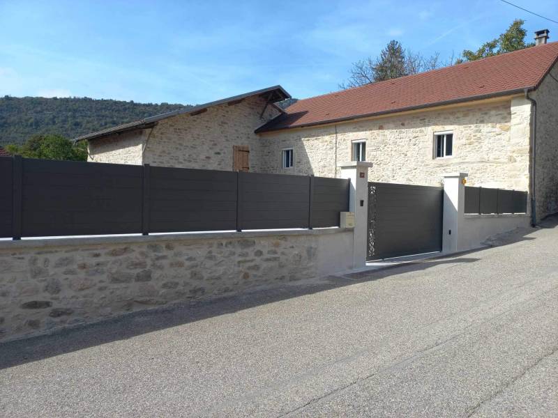 Poseur de portails en aluminium sur mesure et électrique en Isère