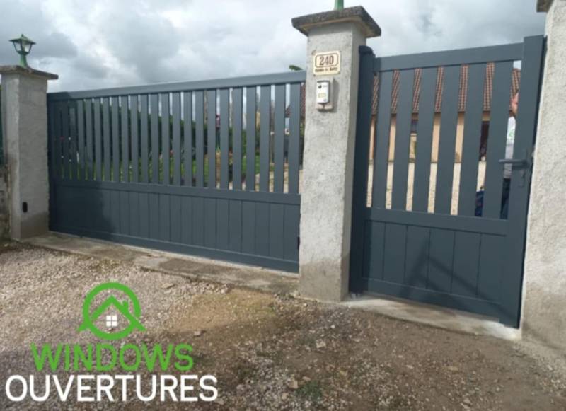 Pose d’un portail coulissant avec portillon intégré vers les Abrets en Dauphiné (38)