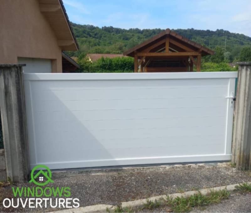 Pose d’un portail aluminium coulissant plein à St Savin (38)