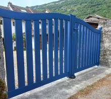 Fabrication d'un portail alu battant chapeau de gendarme dans le 38